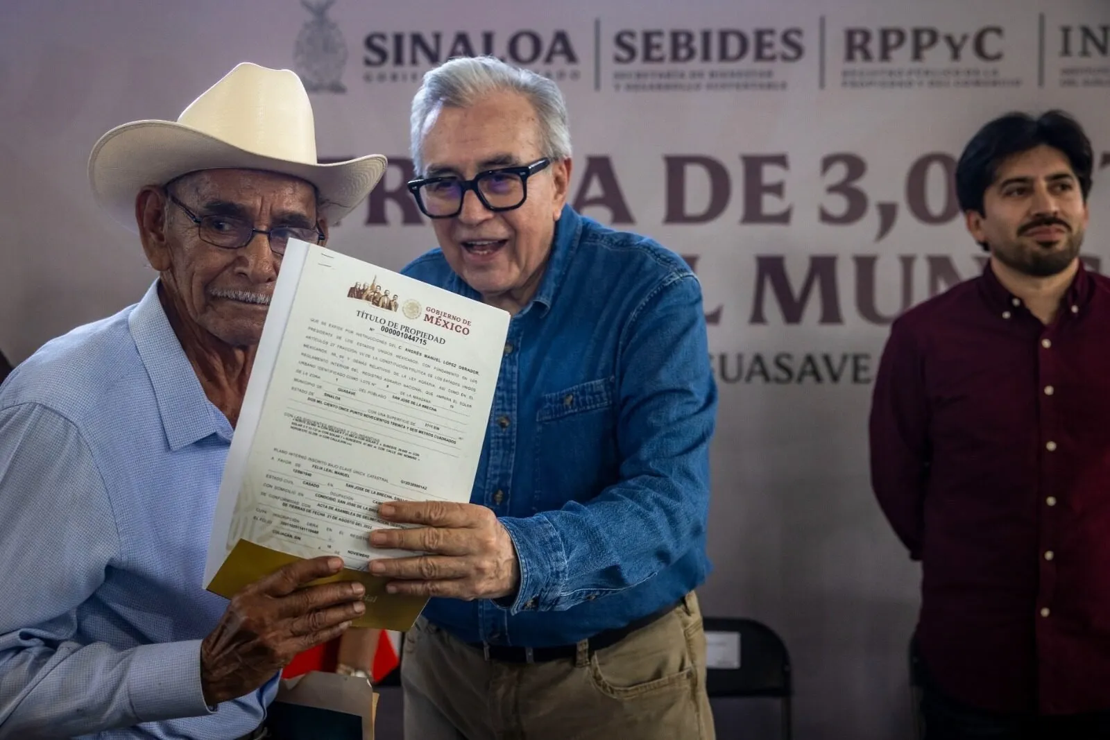 Gobernador Rocha Moya entregó títulos de propiedad a más de 3 mil familias de Guasave Gobernador Rocha Moya entregó títulos de propiedad a más de 3 mil familias de Guasave