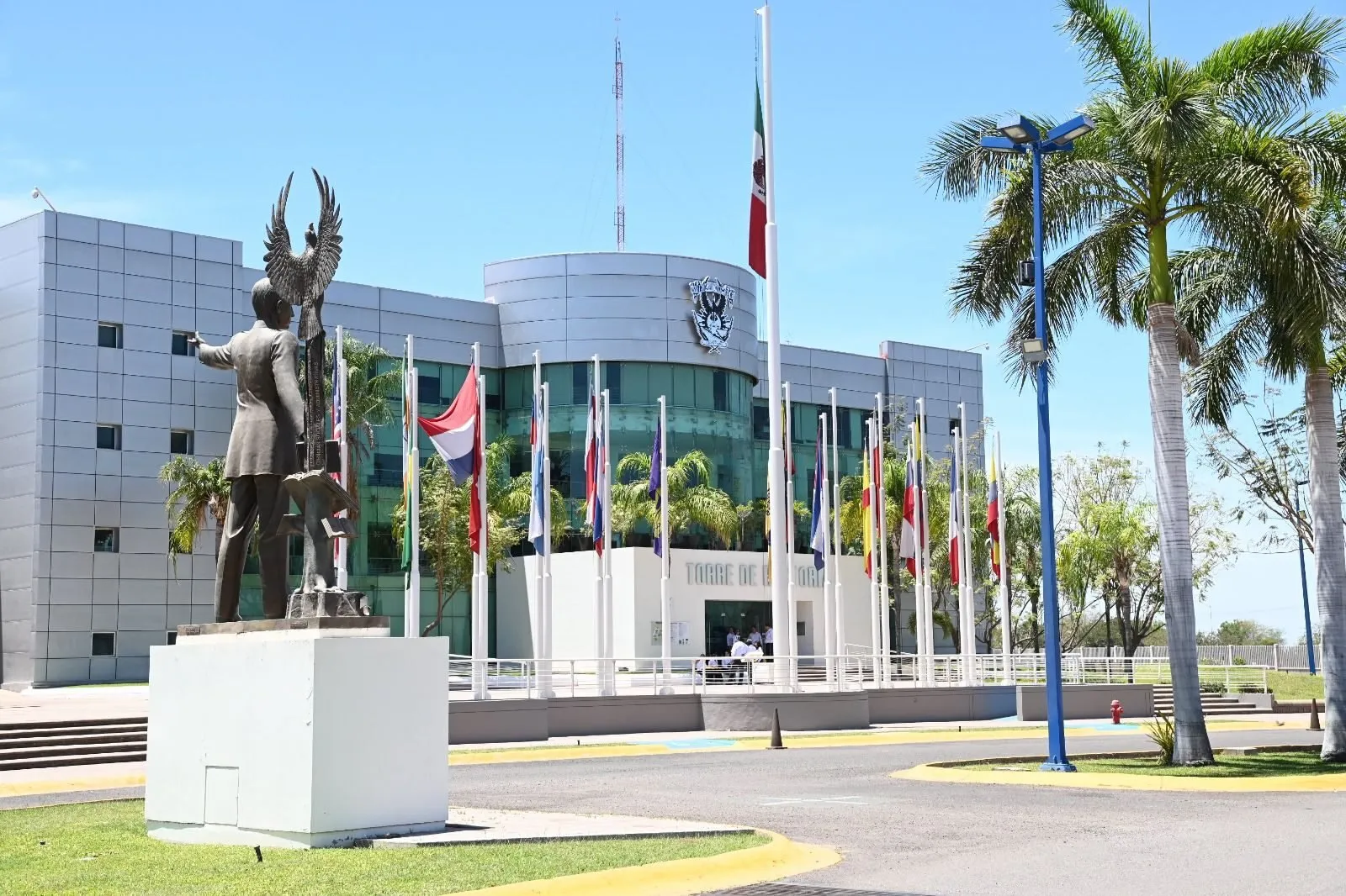 Acudirá el Rector Jesús Madueña a la Secretaría de Hacienda, junto con el titular de ANUIES y rectores de otras universidades, sumando esfuerzos para gestionar apoyos extraordinarios para el cierre de año Acudirá el Rector Jesús Madueña a la Secretaría de Hacienda, junto con el titular de ANUIES y rectores de otras universidades, sumando esfuerzos para gestionar apoyos extraordinarios para el cierre de año