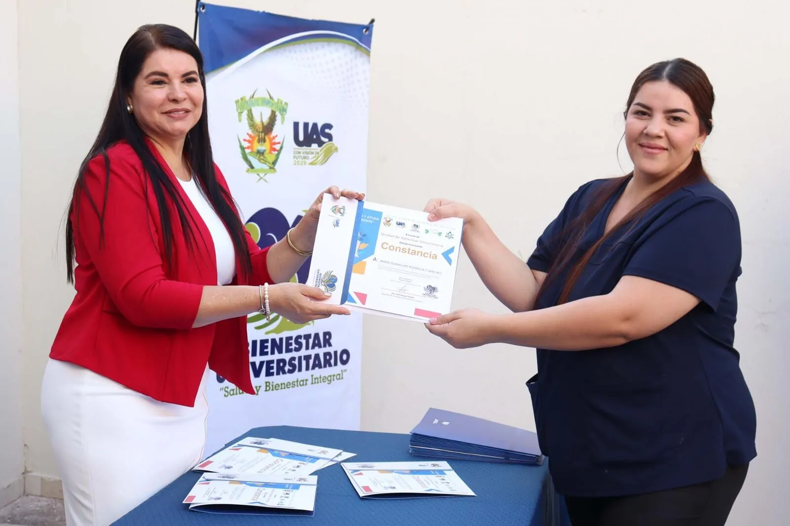 Como parte de las estrategias ambientales impulsadas por la UAS, el CIDOCS entrega material reciclable a la Unidad de Bienestar Universitario Como parte de las estrategias ambientales impulsadas por la UAS, el CIDOCS entrega material reciclable a la Unidad de Bienestar Universitario