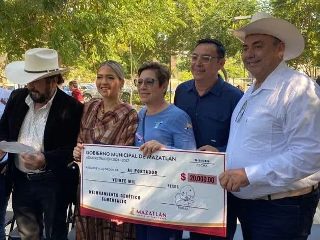 Gobierno entrega 600 mil pesos a productores pecuarios en el marco del primer tianguis ganadero en Mazatlán Gobierno entrega 600 mil pesos a productores pecuarios en el marco del primer tianguis ganadero en Mazatlán