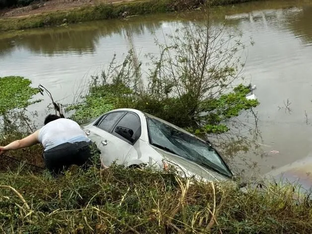 Joven protagoniza canalazo en el Lateral 18 en Los Mochis; la rescatan de morir ahogada Joven protagoniza canalazo en el Lateral 18 en Los Mochis; la rescatan de morir ahogada