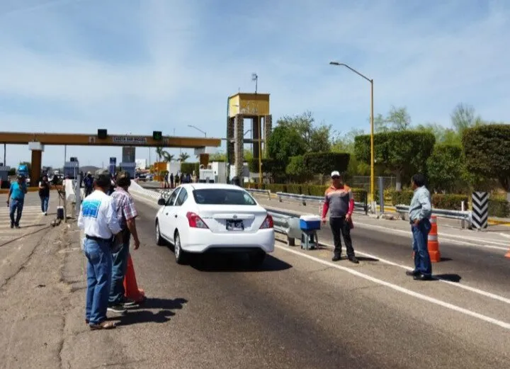 Carreteras de Sinaloa bloqueadas por productores que exigen respuesta de SADER Carreteras de Sinaloa bloqueadas por productores que exigen respuesta de SADER