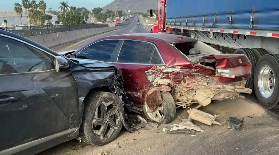Accidente automovilístico tipo carambola en la México 15 deja siete lesionados Accidente automovilístico tipo carambola en la México 15 deja siete lesionados