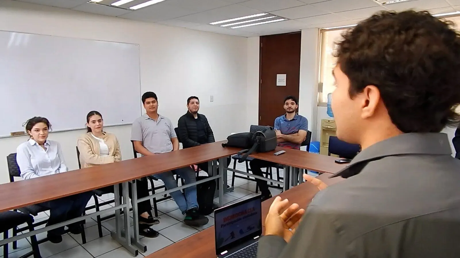 Estudiantes de la Facultad de Estudios Internacionales y Políticas Públicas analizan modelos de democracia y elaboran videos para fortalecer la cultura cívica Estudiantes de la Facultad de Estudios Internacionales y Políticas Públicas analizan modelos de democracia y elaboran videos para fortalecer la cultura cívica