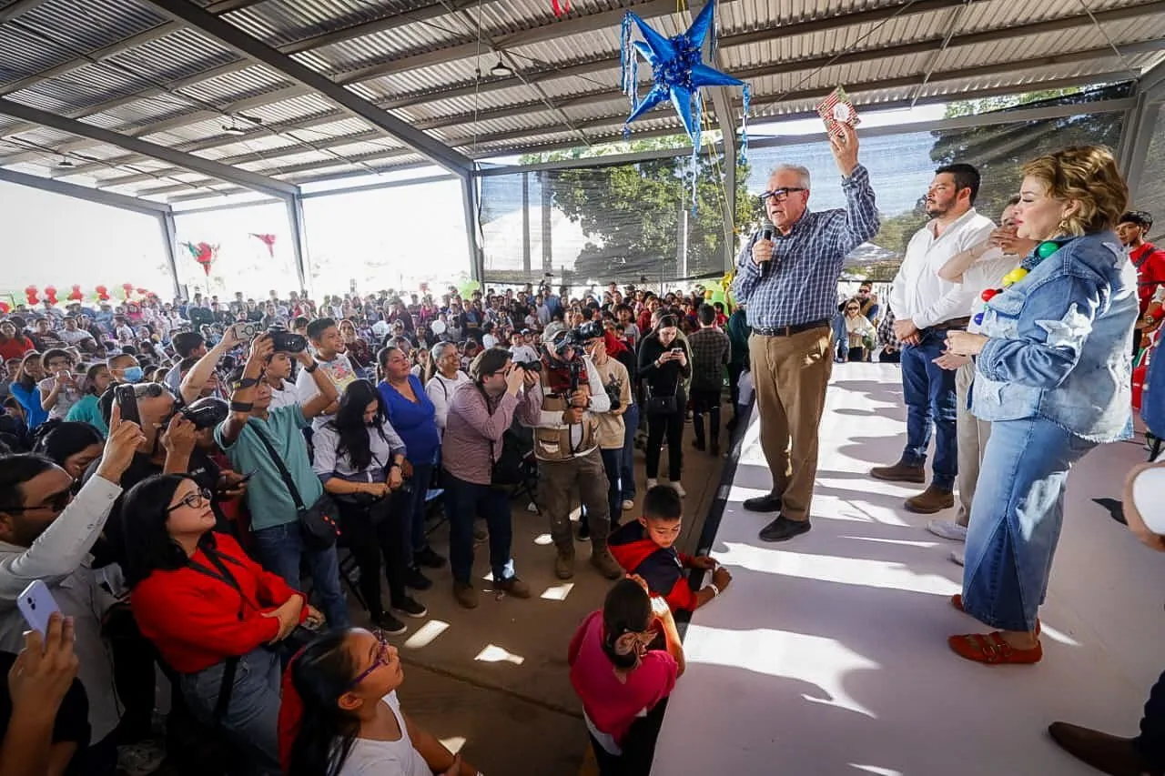 Gobernador Rocha Moya y Eneyda Rocha festejan a miles de familias en la Gran Posada 2025 Gobernador Rocha Moya y Eneyda Rocha festejan a miles de familias en la Gran Posada 2025