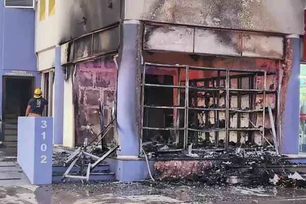 Incendian un local de venta de uniformes en el sector Horizontes de Culiacán Incendian un local de venta de uniformes en el sector Horizontes de Culiacán