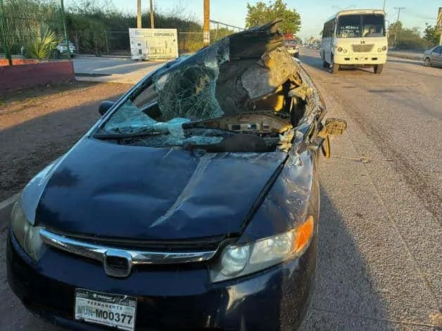 Aparatoso accidente en Los Mochis: dos jóvenes quedan debajo de un camión Aparatoso accidente en Los Mochis: dos jóvenes quedan debajo de un camión