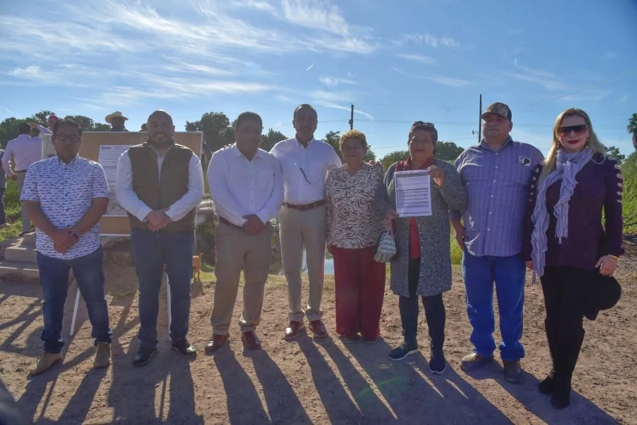 Antonio Menéndez entrega obras de puente peatonal y alumbrado público en El Guayabo Antonio Menéndez entrega obras de puente peatonal y alumbrado público en El Guayabo