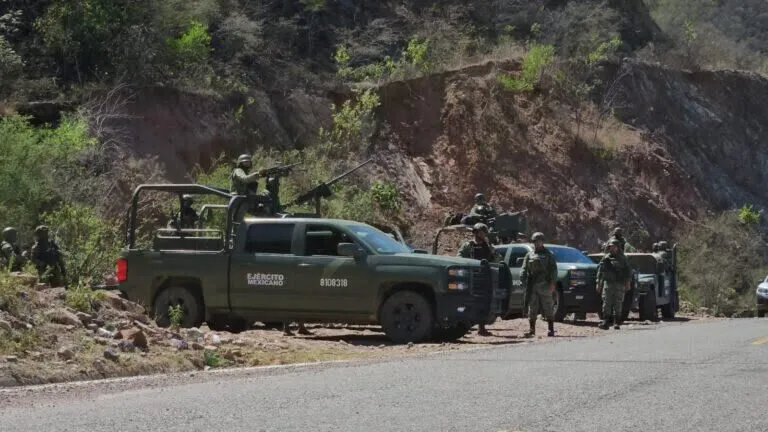 Grupo armado ataca a elementos del Ejército Mexicano, abaten un agresor Grupo armado ataca a elementos del Ejército Mexicano, abaten un agresor