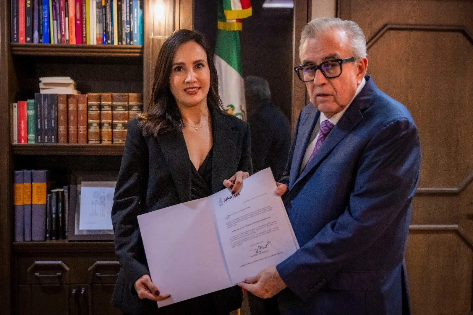 Gobernador Rocha toma protesta a Sandra Angulo Cázarez como secretaria de Transparencia y Rendición de Cuentas Gobernador Rocha toma protesta a Sandra Angulo Cázarez como secretaria de Transparencia y Rendición de Cuentas