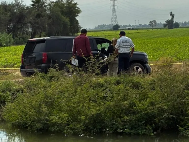 Tragedia, dos jóvenes mueren tras caer en su vehículo al canal Sicae Tragedia, dos jóvenes mueren tras caer en su vehículo al canal Sicae