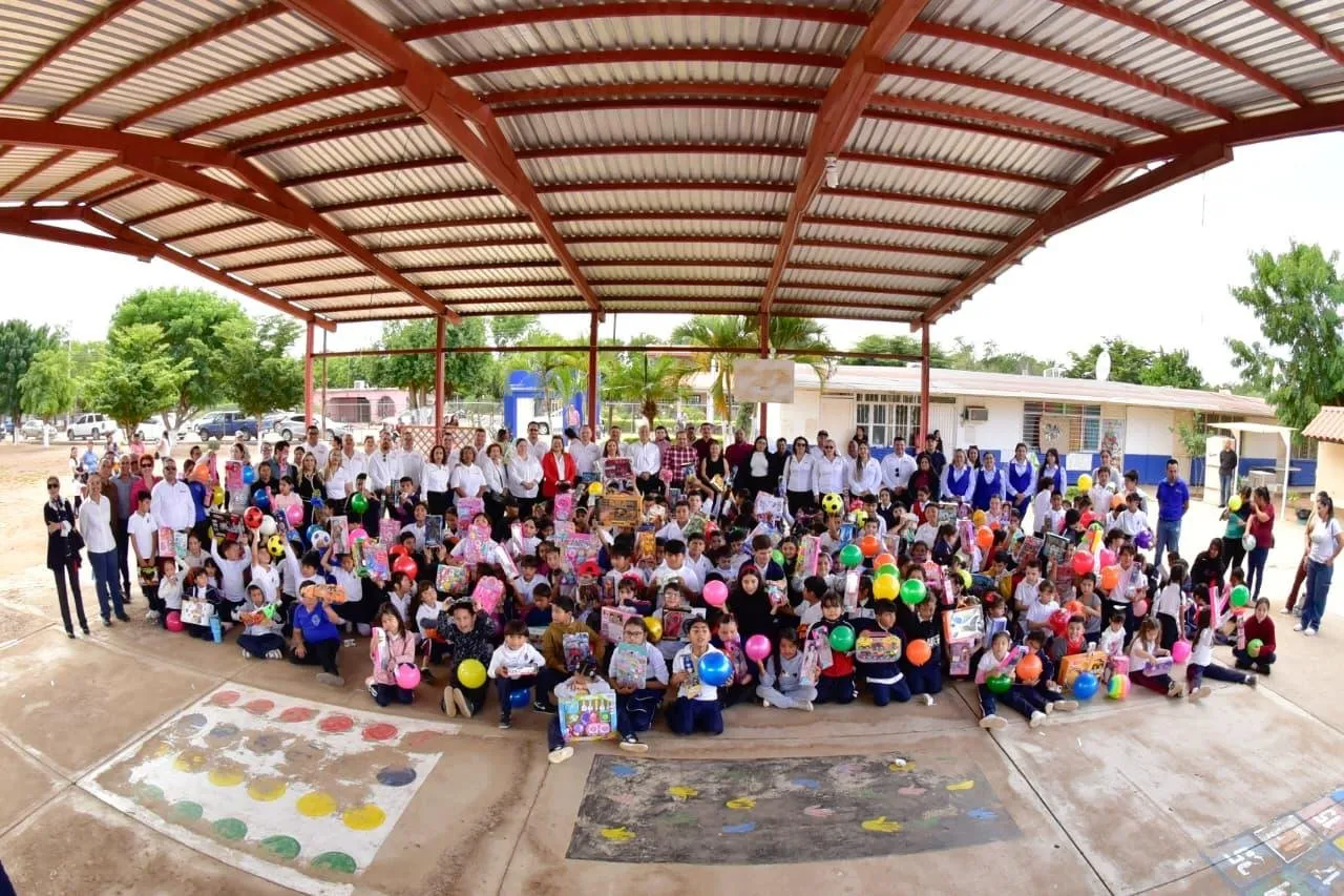 Alcalde Antonio Menéndez acompaña a SNTE 53 en entrega de juguetes en el Valle del Carrizo Alcalde Antonio Menéndez acompaña a SNTE 53 en entrega de juguetes en el Valle del Carrizo