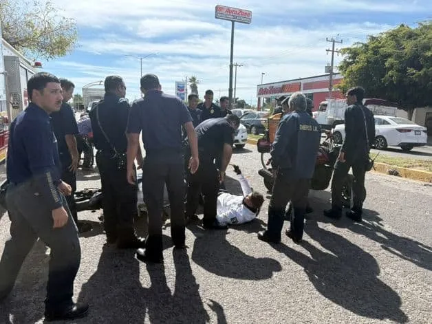 Tránsito salva a un adulto mayor de ser atropellado por automóvil en Los Mochis Tránsito salva a un adulto mayor de ser atropellado por automóvil en Los Mochis