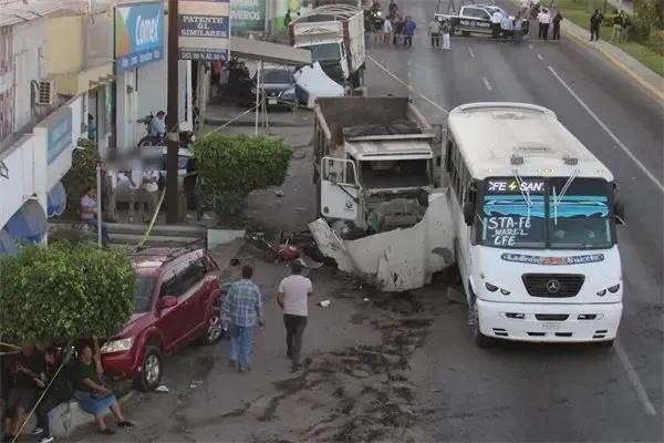 Fallece motociclista en aparatoso choque múltiple en Mazatlán; hay tres heridos más Fallece motociclista en aparatoso choque múltiple en Mazatlán; hay tres heridos más