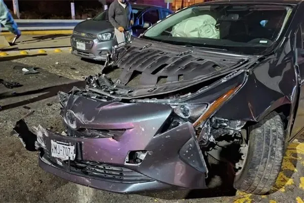 Tren golpea a un automóvil en espera de cruzar cerca de las vías Mazatlán Tren golpea a un automóvil en espera de cruzar cerca de las vías Mazatlán