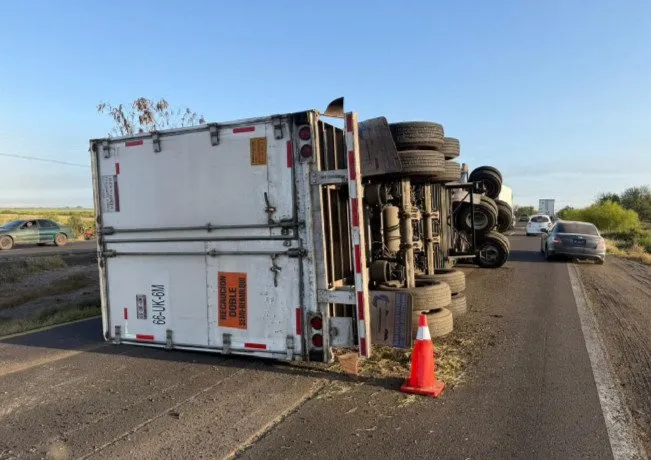 Accidente en la México 15: tráiler vuelca en el ejido Chihuahuita Accidente en la México 15: tráiler vuelca en el ejido Chihuahuita