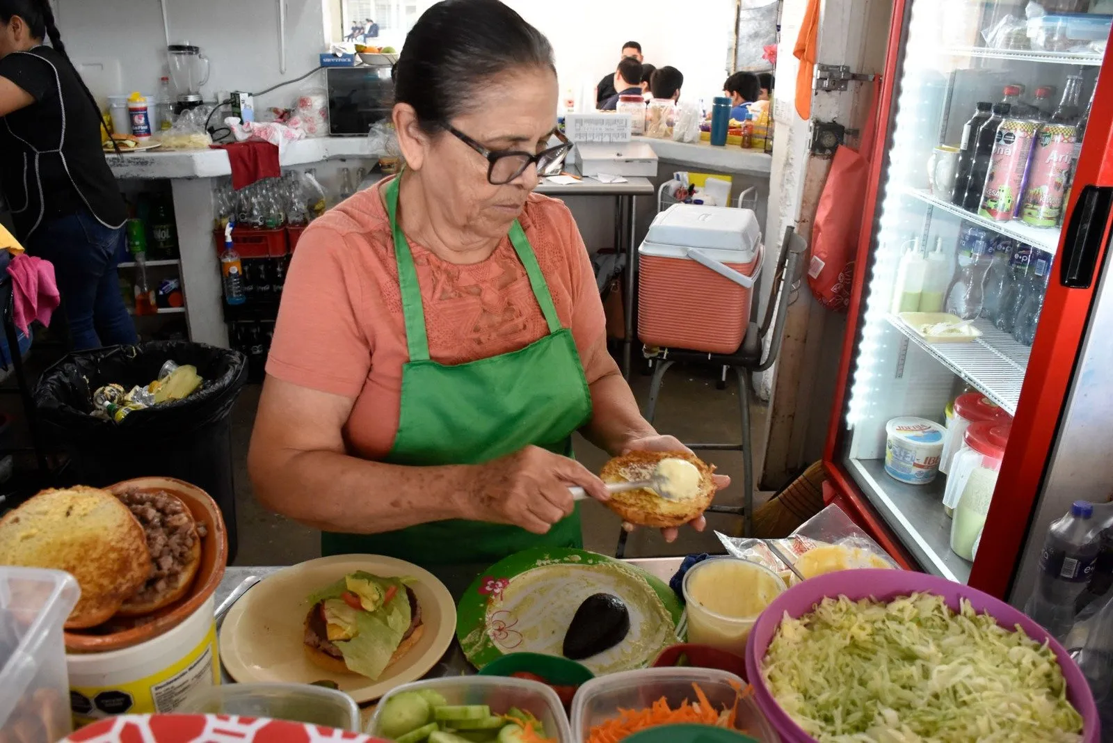 La UAS y COEPRISS capacitan a locatarios escolares en higiene y manejo de alimentos, a través del programa “Vive Saludable, Vive Feliz” La UAS y COEPRISS capacitan a locatarios escolares en higiene y manejo de alimentos, a través del programa “Vive Saludable, Vive Feliz”