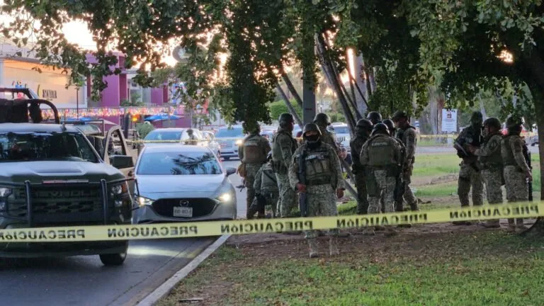 Aseguramiento de armas y vehículo tras persecución en Malecón en Culiacán Aseguramiento de armas y vehículo tras persecución en Malecón en Culiacán