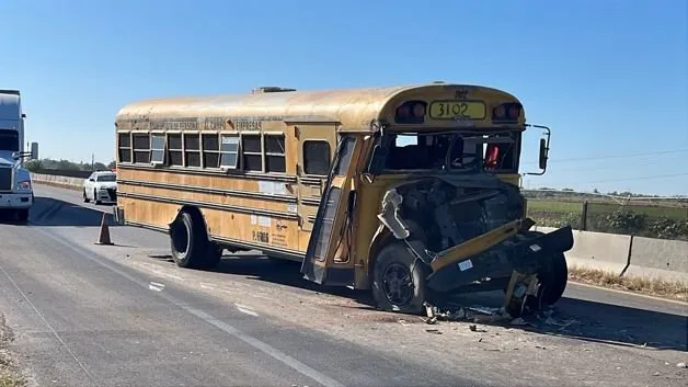 Camionazo carretero en Guasave deja a ocho jornaleros heridos; los trasladan a hospital Camionazo carretero en Guasave deja a ocho jornaleros heridos; los trasladan a hospital