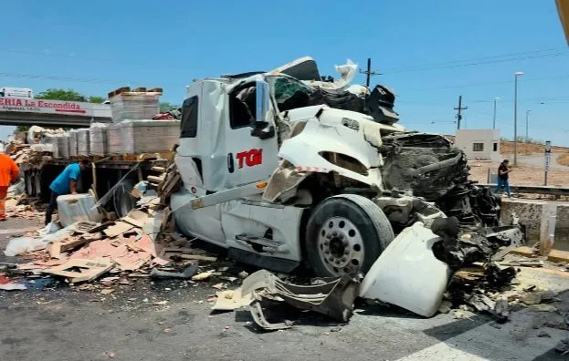 Colisión entre tráileres deja daños materiales en las inmediaciones de la caseta Alhuey Angostura Colisión entre tráileres deja daños materiales en las inmediaciones de la caseta Alhuey Angostura