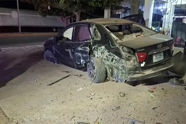 Volcadura de automóvil deja a una joven lesionada su auto quedó destrozado en Los Mochis Volcadura de automóvil deja a una joven lesionada su auto quedó destrozado en Los Mochis