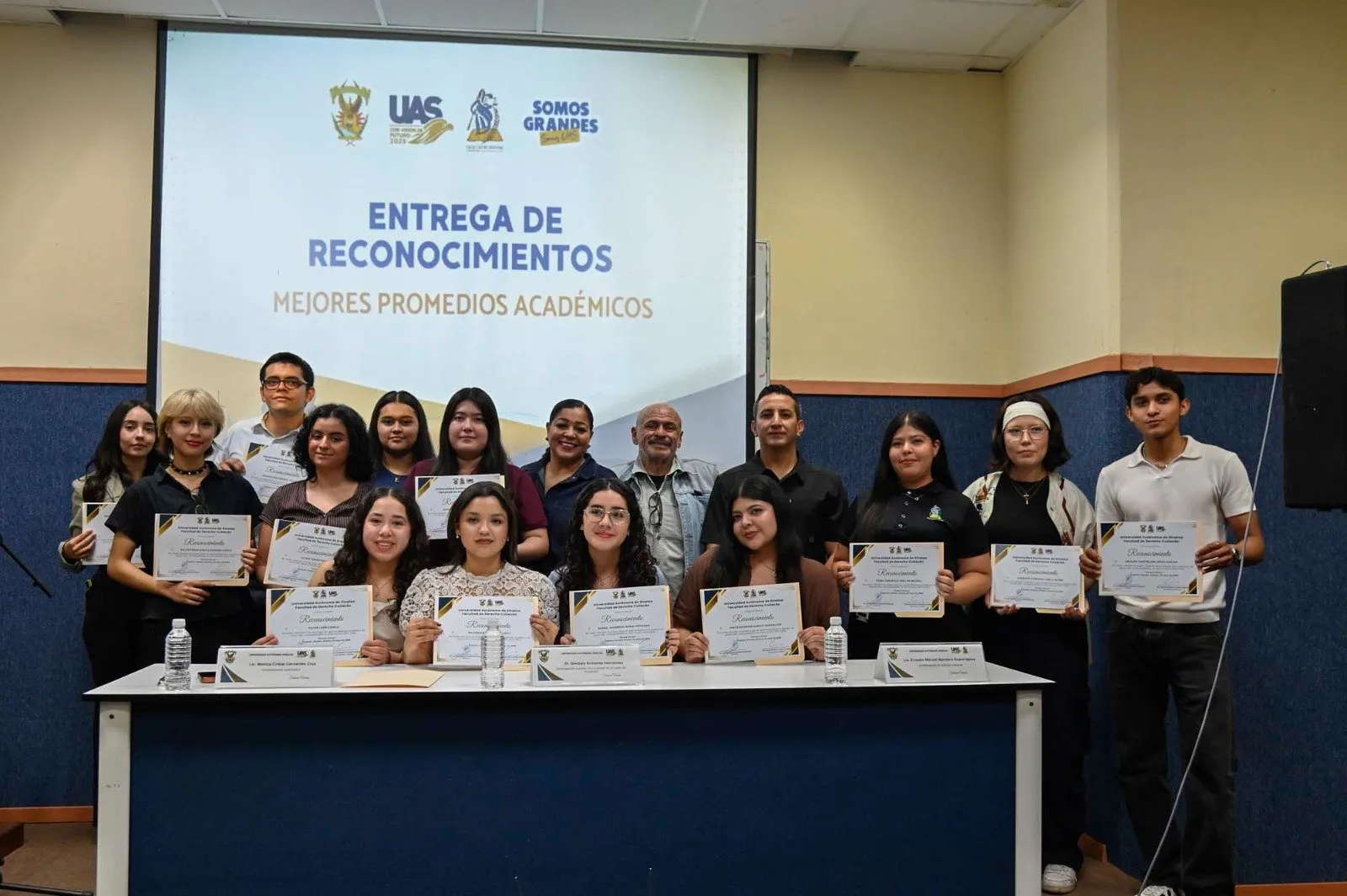 Entrega la Facultad de Derecho Culiacán reconocimientos a sus mejores promedios; un ejemplo de compromiso y actualización permanente Entrega la Facultad de Derecho Culiacán reconocimientos a sus mejores promedios; un ejemplo de compromiso y actualización permanente