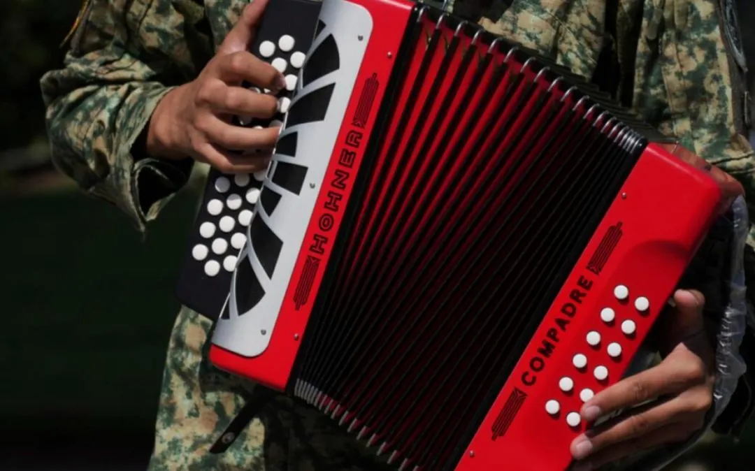 Van contra los narcocorridos en camiones, escuelas y espacios públicos; Morena impulsa reforma en Sinaloa Van contra los narcocorridos en camiones, escuelas y espacios públicos; Morena impulsa reforma en Sinaloa