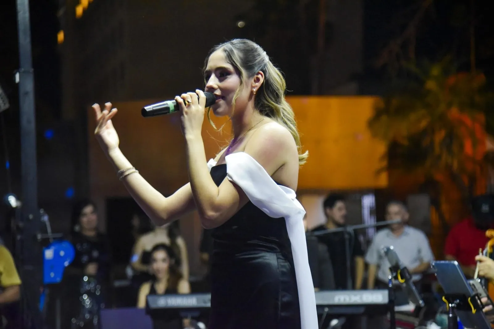 Reconoce Antonio Menéndez a la joven cantante Angie Lozano en el segundo día del Festival de mi Ciudad Reconoce Antonio Menéndez a la joven cantante Angie Lozano en el segundo día del Festival de mi Ciudad