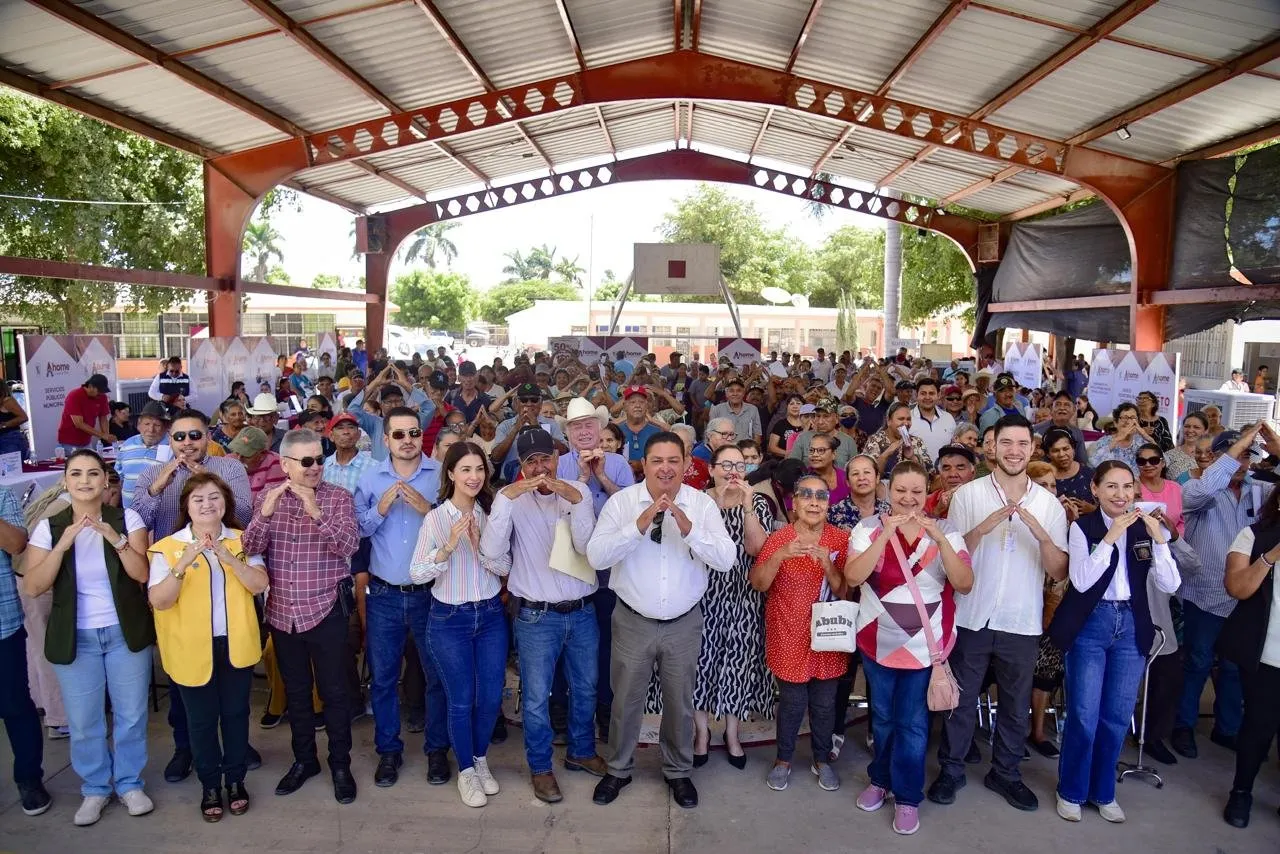 “Esta caravana de Bienestar nos deja muy contentos con todos los apoyos que nos trajo Antonio Menéndez al 1 de Mayo”: Daisy Zamarrón. “Esta caravana de Bienestar nos deja muy contentos con todos los apoyos que nos trajo Antonio Menéndez al 1 de Mayo”: Daisy Zamarrón.