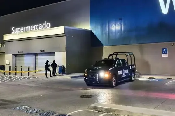Balacera en Walmart de Culiacán deja un muerto y una herida; clientes quedaron atrapados Balacera en Walmart de Culiacán deja un muerto y una herida; clientes quedaron atrapados