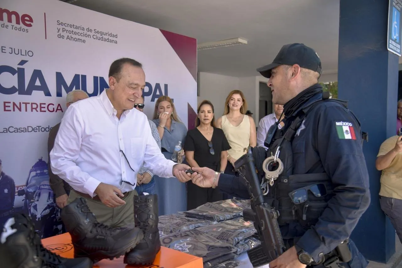 Antonio Menéndez entrega 5 patrullas a policías; reconoce a los elementos caídos con sentido homenaje Antonio Menéndez entrega 5 patrullas a policías; reconoce a los elementos caídos con sentido homenaje