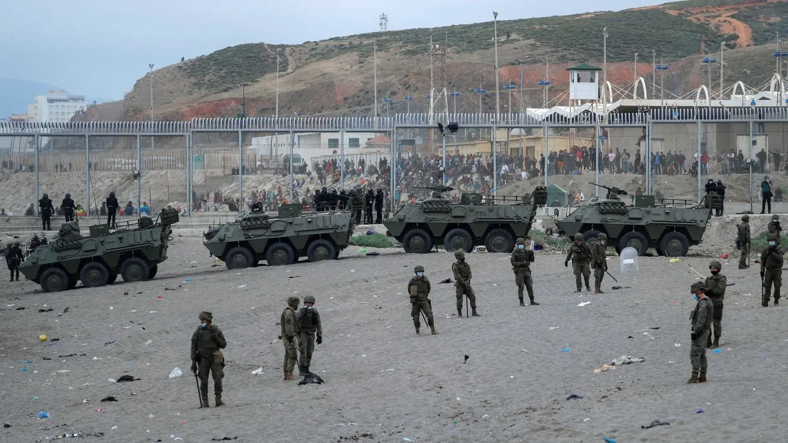 Emergencia en el Estrecho: España despliega al Ejército en Ceuta tras una entrada masiva de migrantes desde Marruecos Emergencia en el Estrecho: España despliega al Ejército en Ceuta tras una entrada masiva de migrantes desde Marruecos