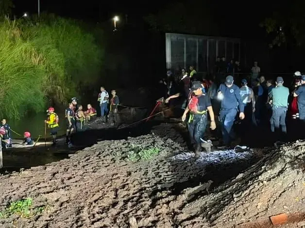 Tragedia en Guamúchil: Arroyo arrastra a tres adolescentes y barda les cae encima; mueren sepultados Tragedia en Guamúchil: Arroyo arrastra a tres adolescentes y barda les cae encima; mueren sepultados