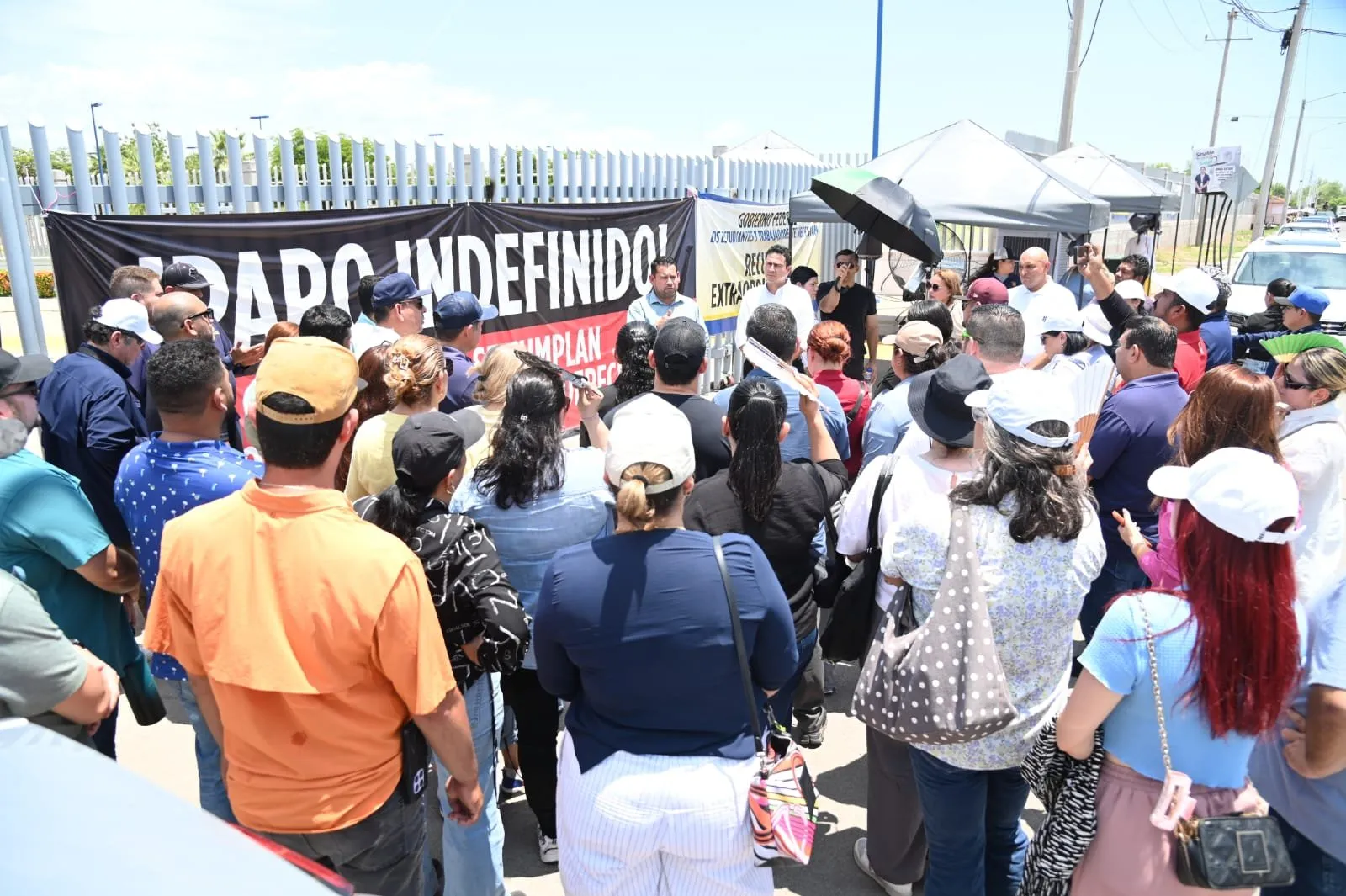 El SUNTUAS levanta paro indefinido en la Universidad; se retirarán los candados pero trabajadores laborarán bajo protesta y con la advertencia de nuevas movilizaciones si no hay solución de fondo El SUNTUAS levanta paro indefinido en la Universidad; se retirarán los candados pero trabajadores laborarán bajo protesta y con la advertencia de nuevas movilizaciones si no hay solución de fondo