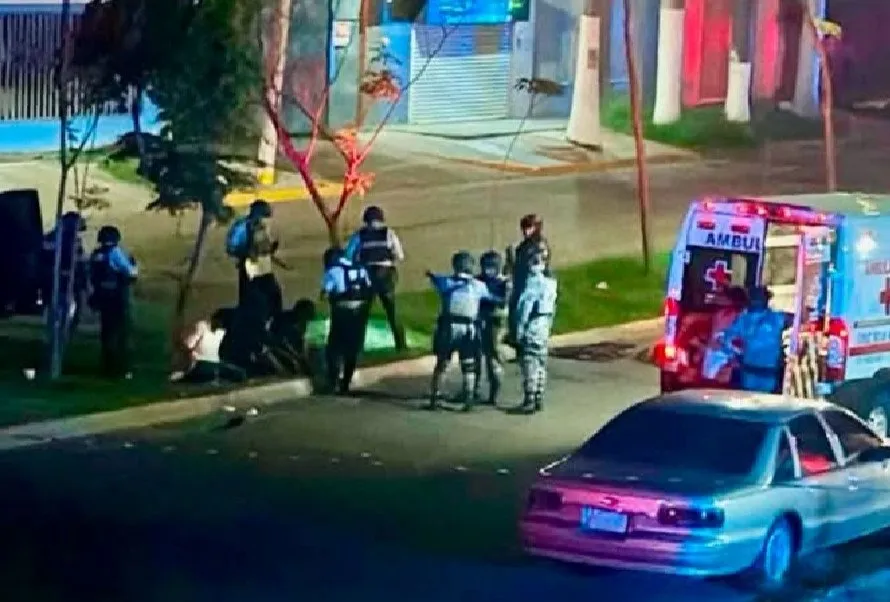 Se enfrentan a la Guardia en Los Mochis y les caen 8: Cuatro terminaron baleados Se enfrentan a la Guardia en Los Mochis y les caen 8: Cuatro terminaron baleados