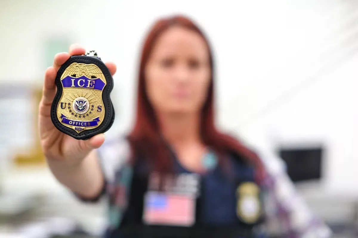 ICE implementa nuevo código de vestimenta estricto para oficiales de deportación en operativos de campo ICE implementa nuevo código de vestimenta estricto para oficiales de deportación en operativos de campo