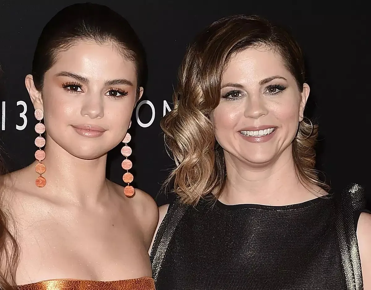 Demanda millonaria: Selena Gomez y su madre enfrentan acusaciones de fraude por su startup de salud mental Demanda millonaria: Selena Gomez y su madre enfrentan acusaciones de fraude por su startup de salud mental