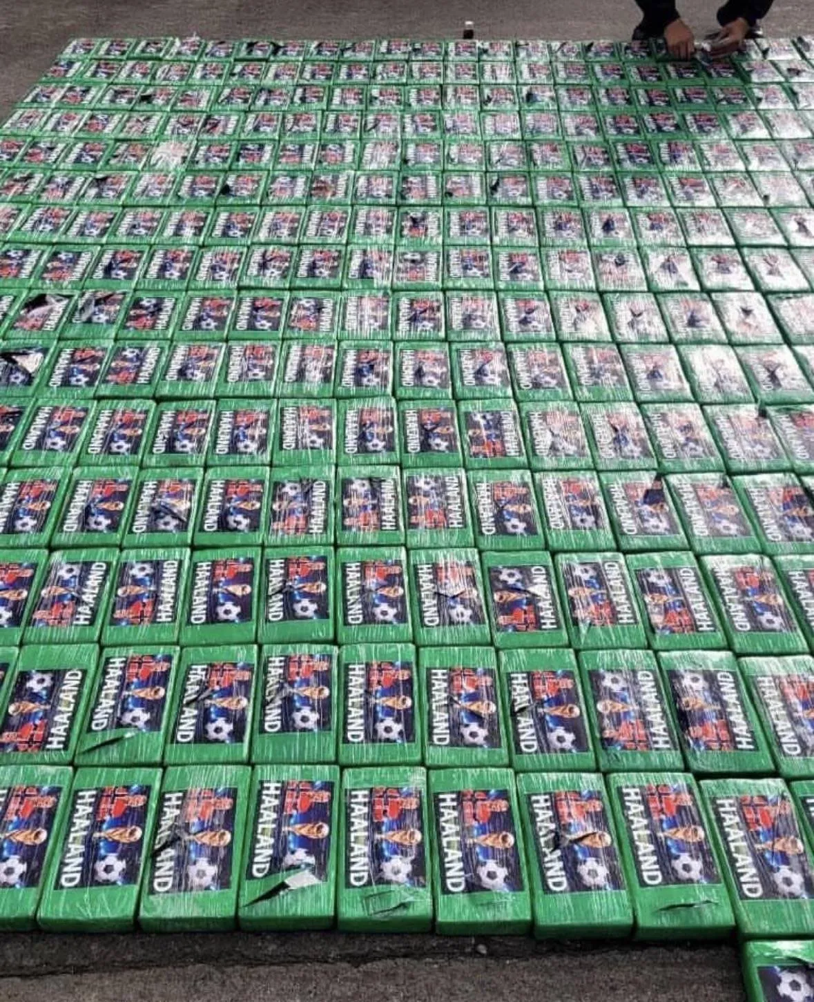 Goles de exportación ilegal: Decomisan en Ecuador cargamento de cocaína marcado con los rostros de Erling Haaland y Lionel Messi Goles de exportación ilegal: Decomisan en Ecuador cargamento de cocaína marcado con los rostros de Erling Haaland y Lionel Messi