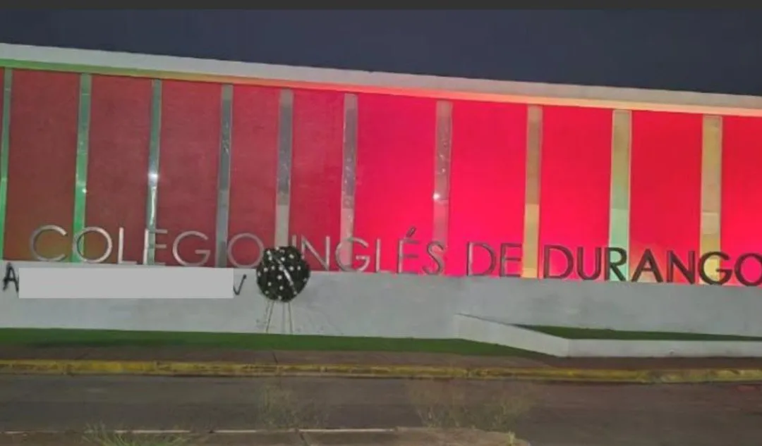 Amenazan con “tronar” colegio en Villas del Río: dejan corona mortuoria y grafitean fachada de la Universidad de Durango Amenazan con “tronar” colegio en Villas del Río: dejan corona mortuoria y grafitean fachada de la Universidad de Durango