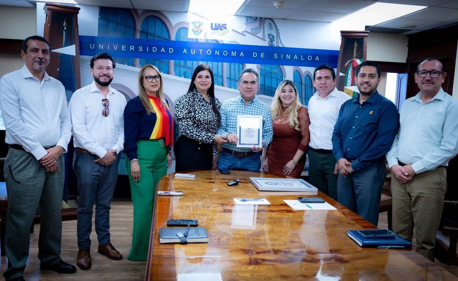 Liderados por Marco Verde y la comunidad universitaria, la UAS hace historia; recibe el Rector Jesús Madueña el certificado oficial del Récord Guinness por clase masiva de boxeo fitness Liderados por Marco Verde y la comunidad universitaria, la UAS hace historia; recibe el Rector Jesús Madueña el certificado oficial del Récord Guinness por clase masiva de boxeo fitness