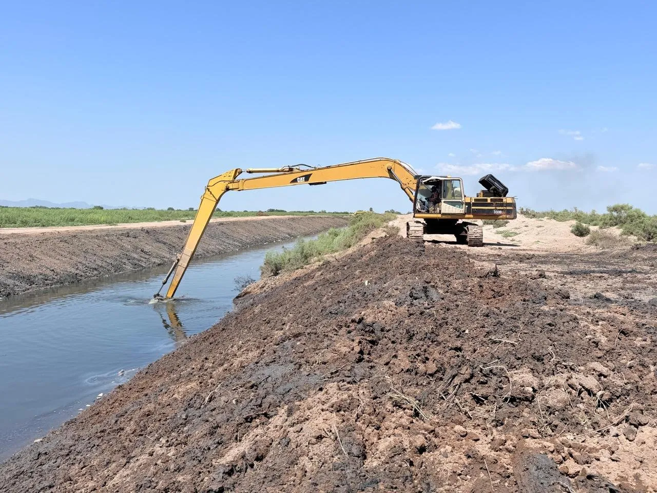 “Se desazolvan en promedio 150 metros lineales diarios del Dren Juárez al sur”: Alcalde Menéndez “Se desazolvan en promedio 150 metros lineales diarios del Dren Juárez al sur”: Alcalde Menéndez