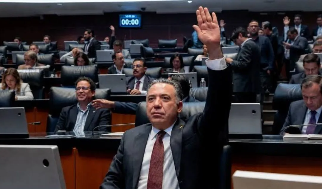 Vuelve el fuero, vuelve la impunidad: el senador Inzunza regresa a su escaño como si nada Vuelve el fuero, vuelve la impunidad: el senador Inzunza regresa a su escaño como si nada