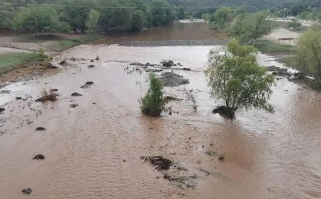 Desbordamiento del río Choix mantiene corriente con volumen y fuerza considerable Desbordamiento del río Choix mantiene corriente con volumen y fuerza considerable