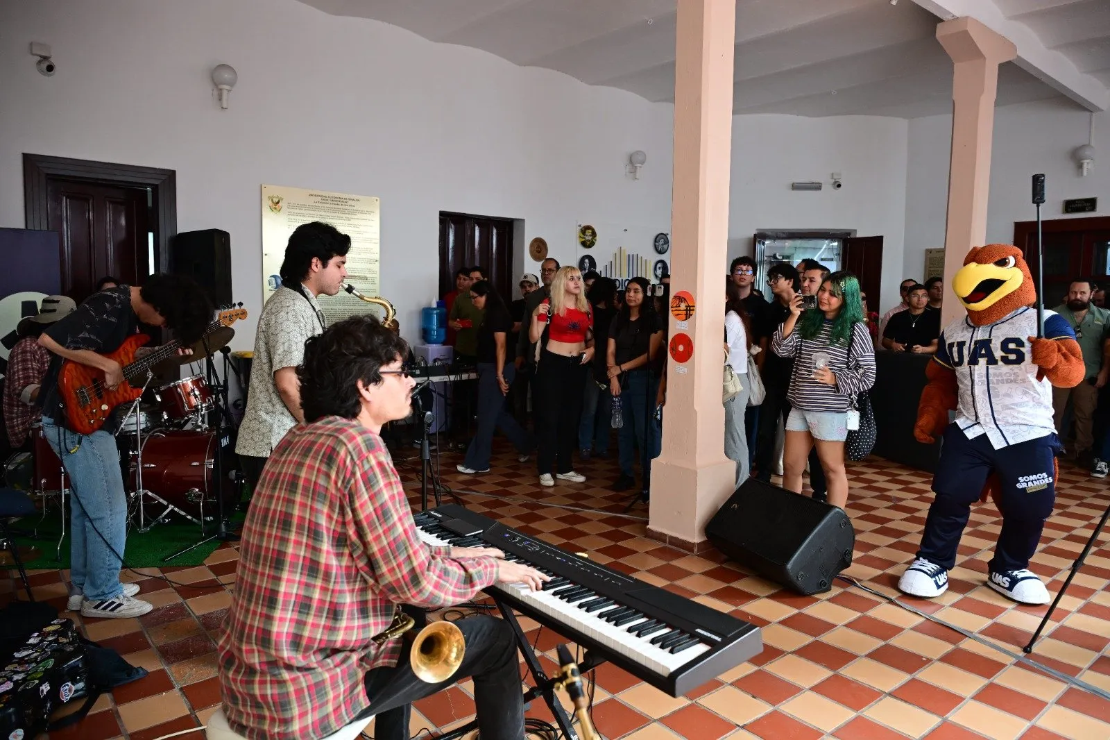 Radio UAS celebra su 55 aniversario entrelazando arte, música e identidad sinaloense con el mural “Frecuencias de Nuestra Memoria” y “El Vinilo Intervenido” Radio UAS celebra su 55 aniversario entrelazando arte, música e identidad sinaloense con el mural “Frecuencias de Nuestra Memoria” y “El Vinilo Intervenido”