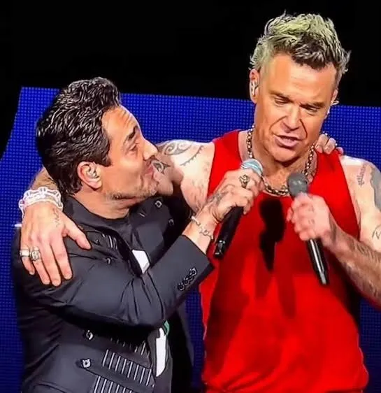 ¡Inesperado dueto! Robbie Williams sorprende en el Palacio de los Deportes y sube a Omar Chaparro a cantar con él ¡Inesperado dueto! Robbie Williams sorprende en el Palacio de los Deportes y sube a Omar Chaparro a cantar con él