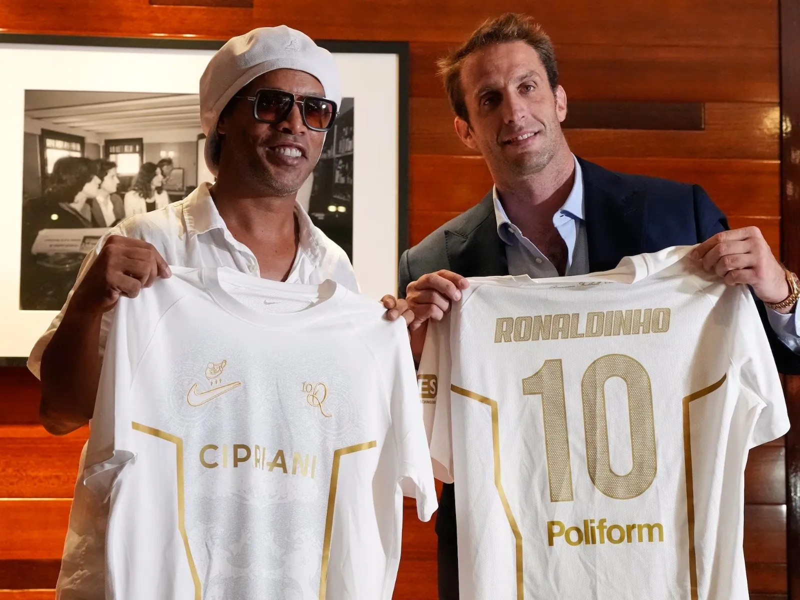 ¡Vuelve la sonrisa del fútbol! Ronaldinho confirma su regreso al fútbol profesional a los 46 años con el Ravenna de Italia ¡Vuelve la sonrisa del fútbol! Ronaldinho confirma su regreso al fútbol profesional a los 46 años con el Ravenna de Italia