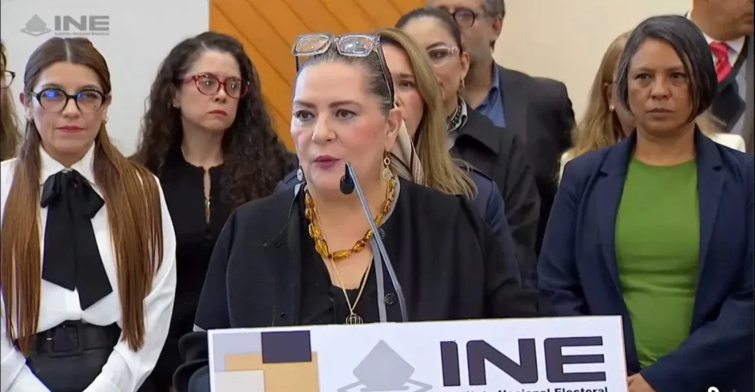 La presidenta del INE huye de la prensa en medio del escándalo de su chofer-proveedor La presidenta del INE huye de la prensa en medio del escándalo de su chofer-proveedor