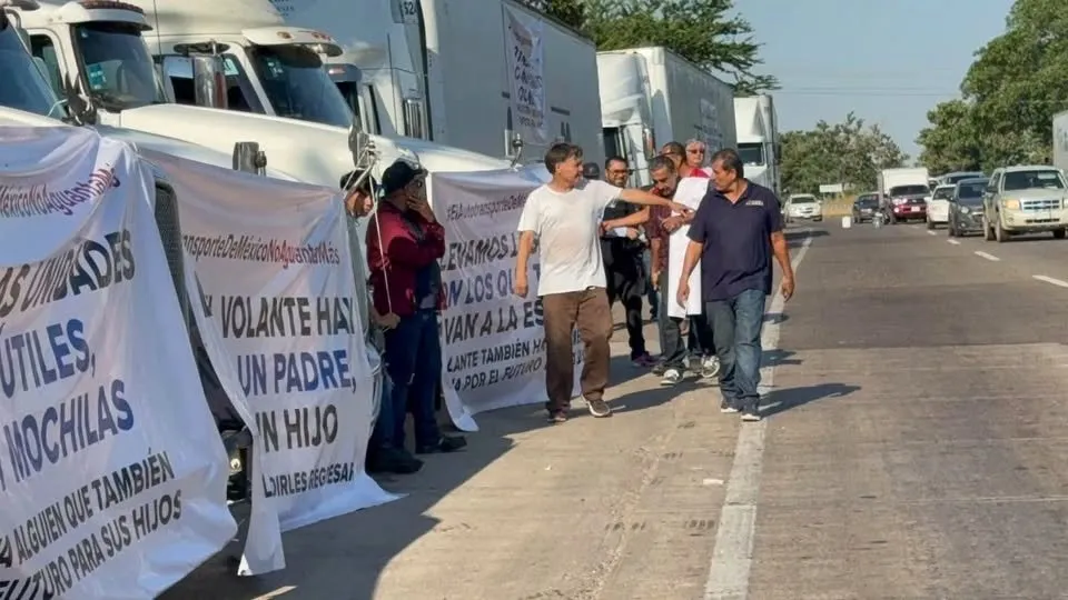 Reportan manifestación de transportistas en Culiacán; hay tráfico lento de La Costerita a Ley del Valle Reportan manifestación de transportistas en Culiacán; hay tráfico lento de La Costerita a Ley del Valle