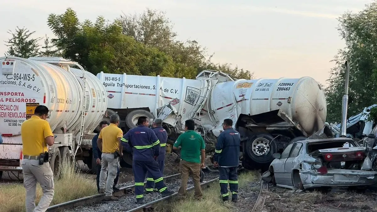 Tren embiste tráiler con doble cisterna al sur de Culiacán y lo arrastra más de un kilómetro Tren embiste tráiler con doble cisterna al sur de Culiacán y lo arrastra más de un kilómetro
